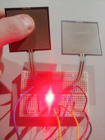 Demonstration pressure sensors Arduino red.