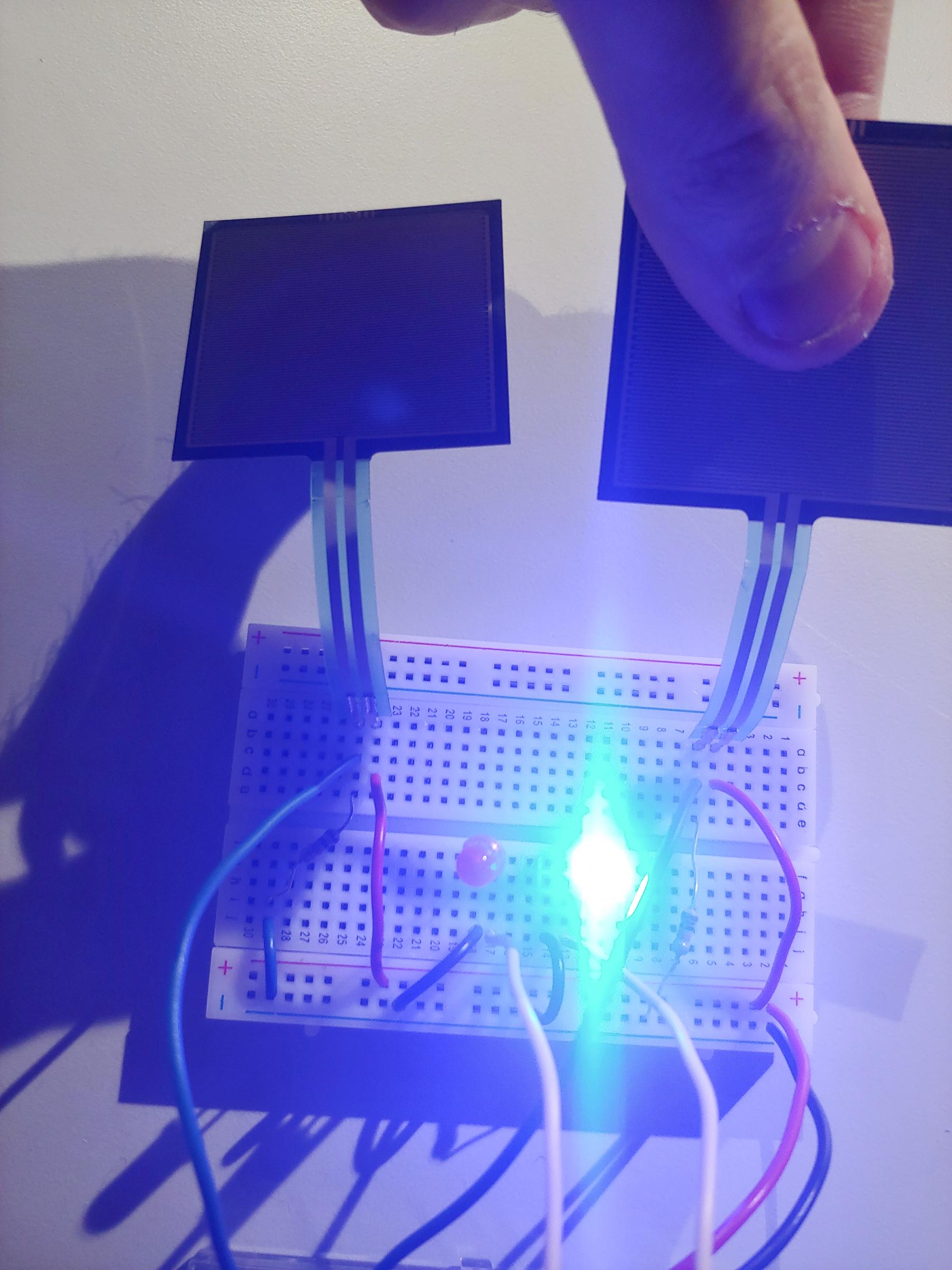 Demonstration pressure sensors Arduino blue.
